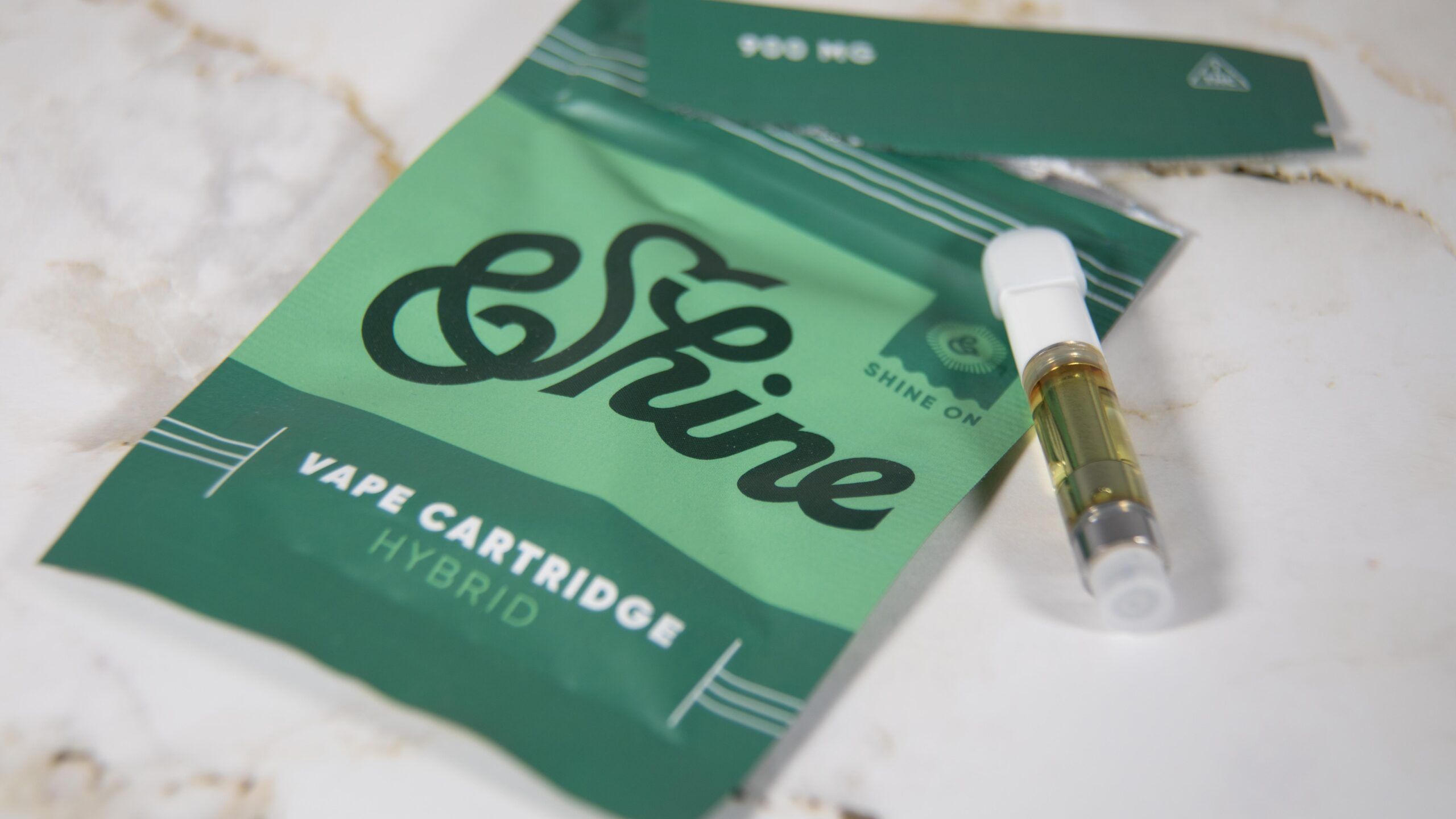 The Pros and Cons of Disposable and Refillable Vape Oil Cartridges